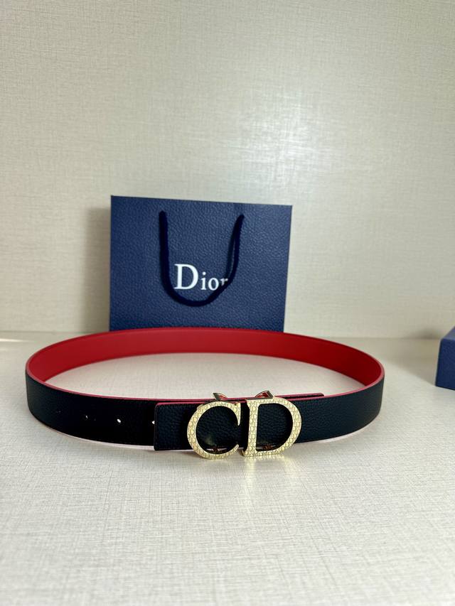 宽度3.5Cm 这款白 金色饰面黄铜腰带扣采用“Cd”标志点缀，镌刻有 Dior Oblique 图案，经典元素呈现本季全新风采。设计精巧，可与各式 35 毫米