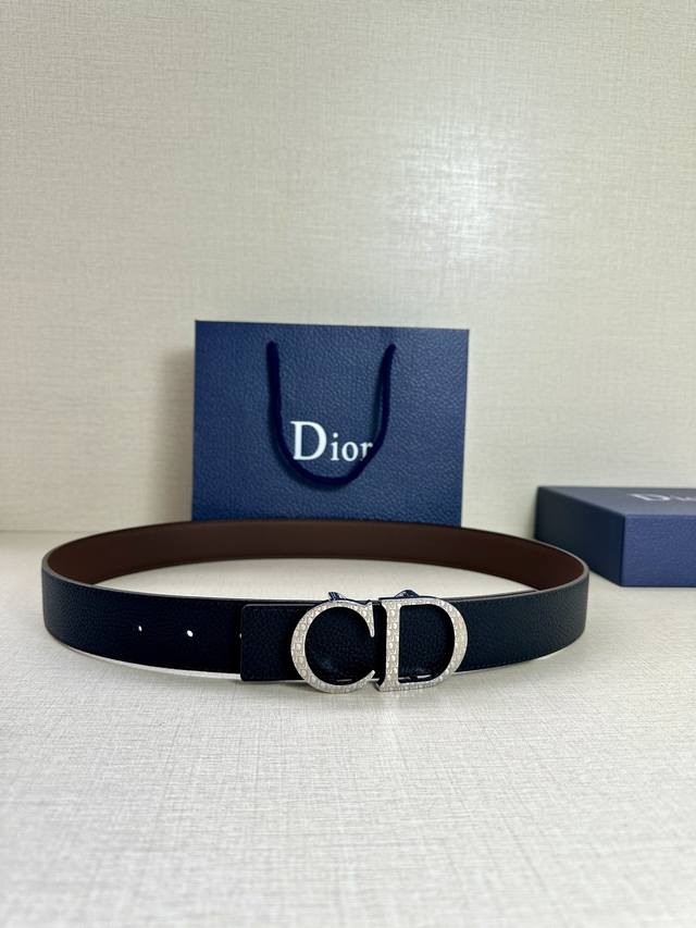 宽度3.5Cm 这款白 金色饰面黄铜腰带扣采用“Cd”标志点缀，镌刻有 Dior Oblique 图案，经典元素呈现本季全新风采。设计精巧，可与各式 35 毫米