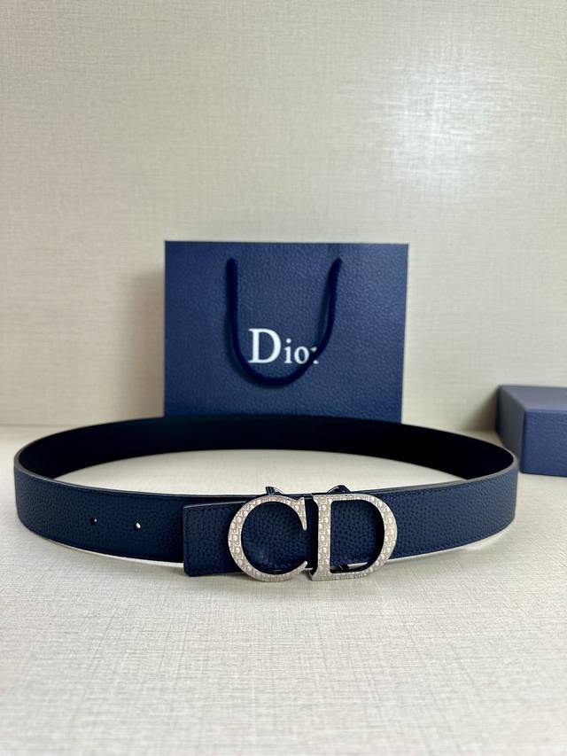 宽度3.5Cm 这款白 金色饰面黄铜腰带扣采用“Cd”标志点缀，镌刻有 Dior Oblique 图案，经典元素呈现本季全新风采。设计精巧，可与各式 35 毫米