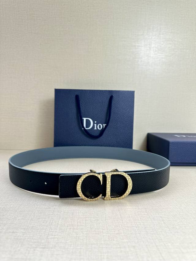 宽度3.5Cm 这款白 金色饰面黄铜腰带扣采用“Cd”标志点缀，镌刻有 Dior Oblique 图案，经典元素呈现本季全新风采。设计精巧，可与各式 35 毫米