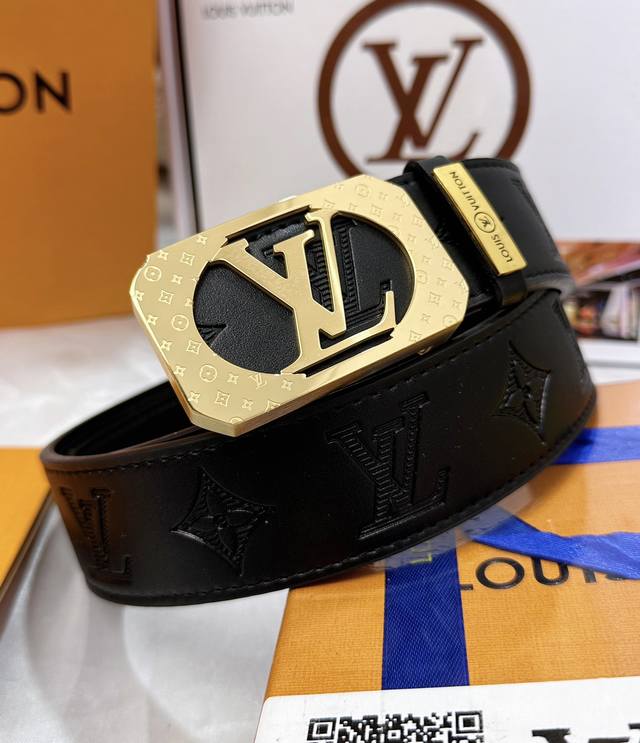 皮带：Lv..路易..威登顶级复刻. 腰带：原单品质百分百头层牛皮，保证真皮。镂空雕花设计.真空电镀.永不掉色.24K纯钢扣进口头层小牛皮系列双面可用专柜同等质