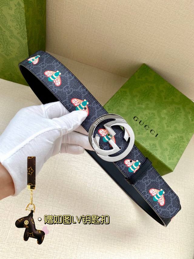 宽度4.0Cm Gucci 蜜蜂图案是gucci动物王国中的标志性元素之一，在这款配饰中焕新演绎为卡通风格设计。这款腰带融合了经典蜜蜂元素和双g图案，突显品牌悠