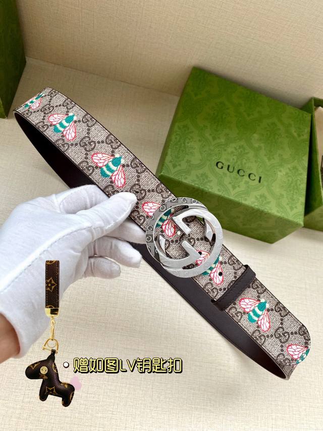 宽度4.0Cm Gucci 蜜蜂图案是gucci动物王国中的标志性元素之一，在这款配饰中焕新演绎为卡通风格设计。这款腰带融合了经典蜜蜂元素和双g图案，突显品牌悠