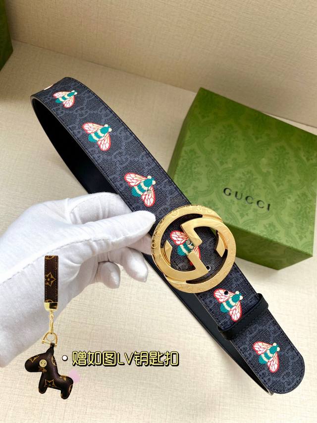 宽度4.0Cm Gucci 蜜蜂图案是gucci动物王国中的标志性元素之一，在这款配饰中焕新演绎为卡通风格设计。这款腰带融合了经典蜜蜂元素和双g图案，突显品牌悠