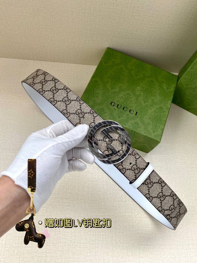 宽度4.0 Cm Gucci Gg Marmont系列每一季都会推陈出新，为灵感源于70年代的标志性gg配件注入现代精髓。这款gg Supreme帆布腰带反面采