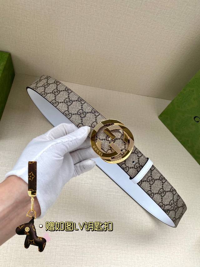 宽度4.0 Cm Gucci Gg Marmont系列每一季都会推陈出新，为灵感源于70年代的标志性gg配件注入现代精髓。这款gg Supreme帆布腰带反面采 - 点击图像关闭