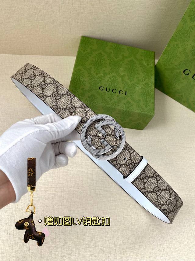 宽度4.0 Cm Gucci Gg Marmont系列每一季都会推陈出新，为灵感源于70年代的标志性gg配件注入现代精髓。这款gg Supreme帆布腰带反面采