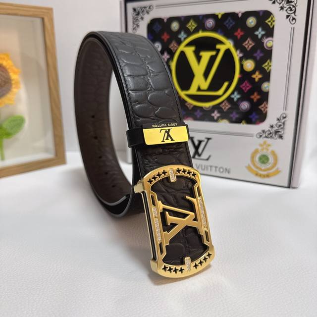 品名：Lv..路易..威登 材质：原单牛皮腰带 百分百头层牛皮腰带保证真皮，24K纯钢扣，专柜原单品质、做工精细，时尚大牌，送人自用首选 包装： 请认准如图专柜