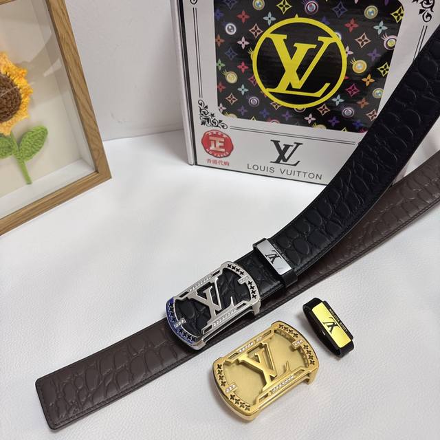 品名：Lv..路易..威登 材质：原单牛皮腰带 百分百头层牛皮腰带保证真皮，24K纯钢扣，专柜原单品质、做工精细，时尚大牌，送人自用首选 包装： 请认准如图专柜