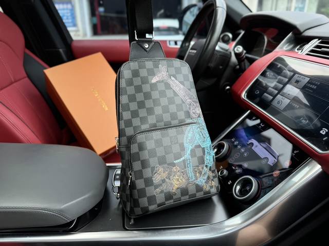 高端货 新款 “Louis Vuitton”Lv胸包 N41719Avenve 单肩包 此款 Damier Graphite 帆布面料的 Avenue 单肩包是