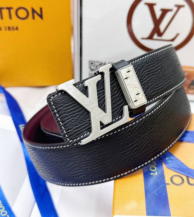 皮带：Lv..路易..威登顶级复刻. 腰带：原单品质百分百进口原厂头层牛皮，保证真皮。雕花镂空工艺.真空电镀.永不掉色.24K纯钢扣头层小牛皮纹双面两用专柜同等