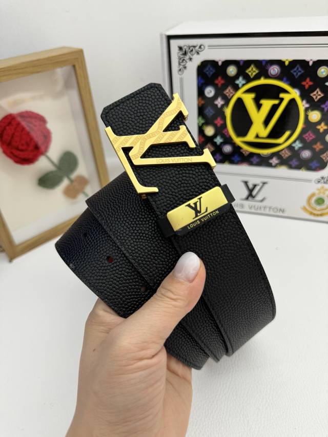 品名：Lv..路易..威登原单 材质：原单牛皮腰带 百分百头层牛皮腰带保证真皮，24K纯钢扣，专柜原单品质、做工精细，时尚大牌，送人自用首选 包装： 请认准如图