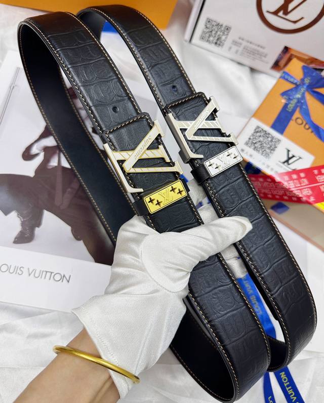 皮带：Lv..路易..威登顶级复刻. 腰带：Supreme系列-原单品质百分百进口原厂头层牛皮，保证真皮。雕花镂空工艺.真空电镀.永不掉色.24K纯钢扣头层小牛