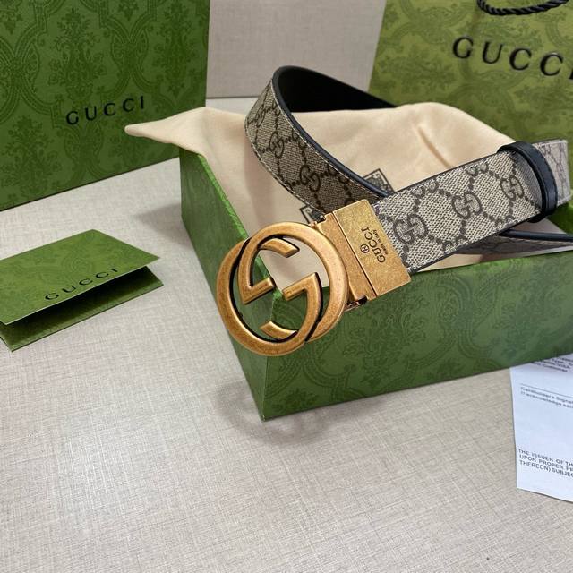 Gucci经典印花枪扣皮带 Gucci经典男士皮带牛皮材质 带有印花标志 古金色双g卡扣低调又时尚而且古金扣特别好搭配 无论是西服类便商务一点还是牛仔裤时尚类型