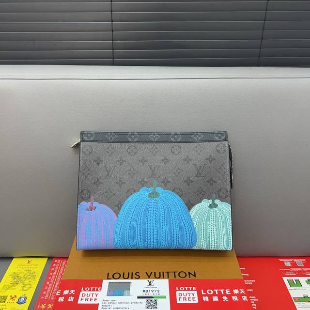 Louisvuitton 路易威登 X Yayoi 草间弥生联名 南瓜pochette Voyage 双面手袋男士手拿包 洗漱包 采用精湛镶嵌细工，实物拍摄 原