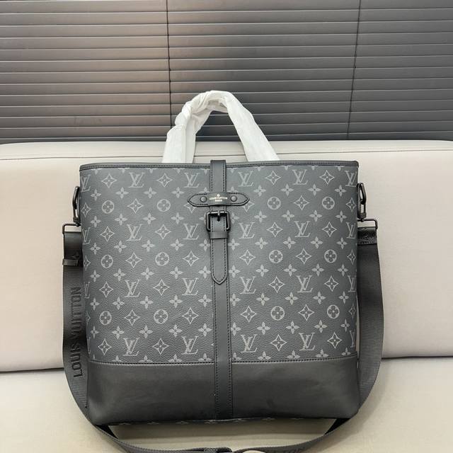 Louisvuitton 路易威登 Saumur 托特包tote包购物袋单肩斜挎手提包 男款 黑色 托特包采用精湛镶嵌细工，实物拍摄 原厂原版面料 配送小票 防