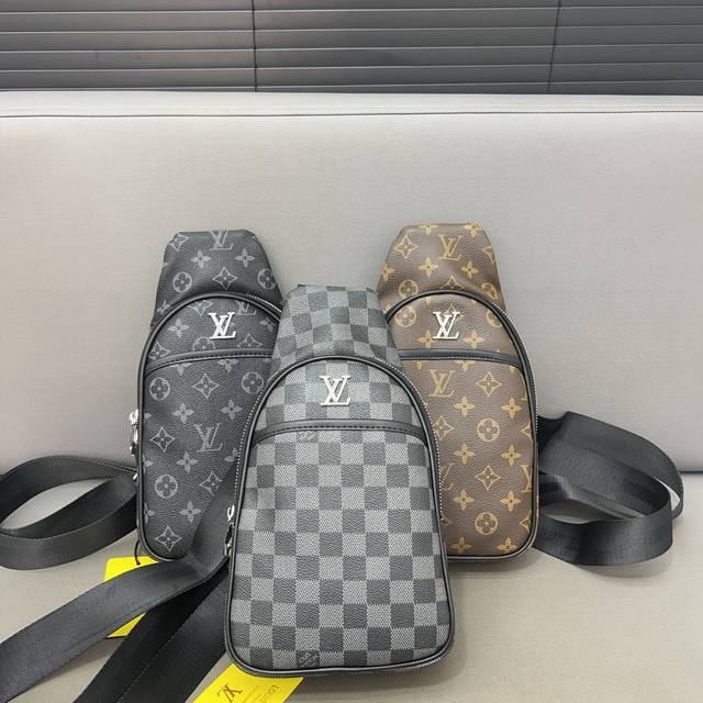 Louisvuitton 路易威登 印花胸包 斜挎单肩包 采用精湛镶嵌细工，实物拍摄 原厂原版面料 配送防尘袋30 X 17 Cm。