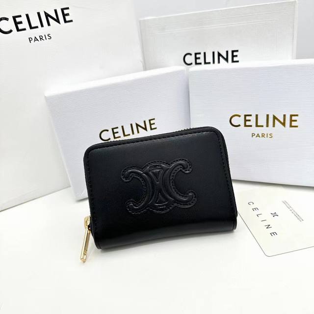 Celine A16颜色 黑色 棕色尺寸 10.5*9*1 Celine 专柜同步，Triomphe Cuir紧凑型拉链钱夹 光滑小牛皮小牛皮衬里拉链封口六个信