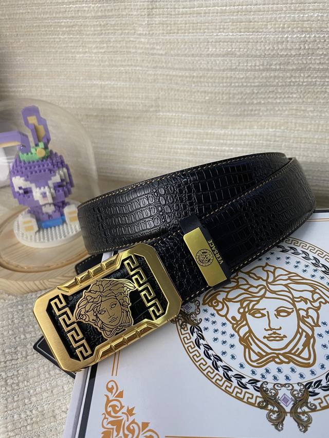 品名：Versace.范思哲 材质：原单牛皮腰带 百分百头层牛皮腰带保证真皮，24K纯钢扣，专柜原单品质、做工精细，时尚大牌，送人自用首选 包装： 请认准如图专