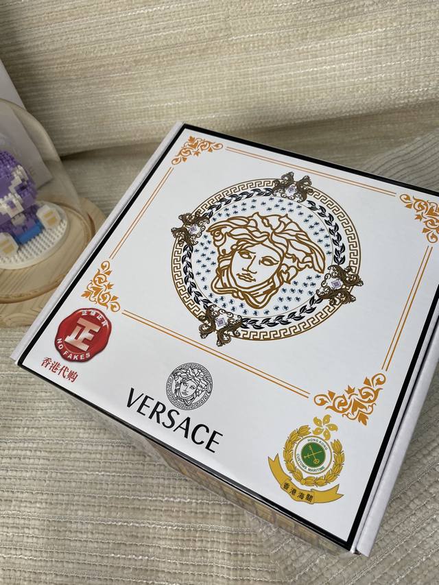 品名：Versace.范思哲 材质：原单牛皮腰带 百分百头层牛皮腰带保证真皮，24K纯钢扣，专柜原单品质、做工精细，时尚大牌，送人自用首选 包装： 请认准如图专