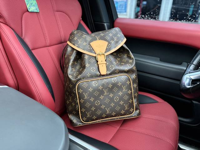 高端货 新款 “ Louis Vuitton”Lv双肩包 路易威登 Aerogram 双肩包 全新 Lv Aerogram 双肩包以儒雅气质革新潮流之选。细腻牛