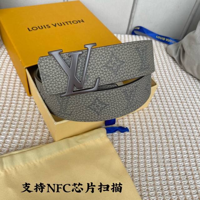 寬40Mm 同步新款！Lv Shape雙面腰帶以全新togo水洗紋小牛皮 壓花絲印而成的藍色大logo圖案 搭配啞光lv Shape搭扣。 翻轉佩戴素雅的小牛皮