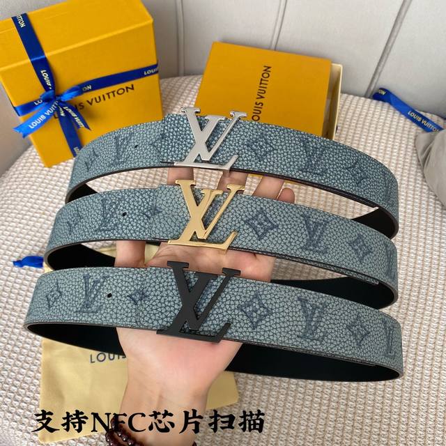 寬40Mm 同步新款！Lv Shape雙面腰帶以全新togo水洗紋小牛皮 壓花絲印而成的藍色大logo圖案 搭配啞光lv Shape搭扣。 翻轉佩戴素雅的小牛皮