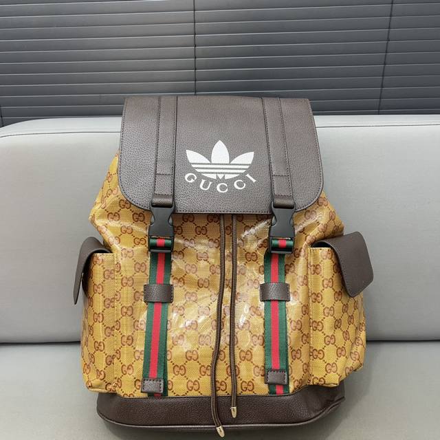 Adidas X Gucci 阿迪达斯联名古奇 系列背包 双肩包 采用精湛镶嵌细工，经典百搭 实物拍摄 原厂原版面料 678829 配送防尘袋 33 X 42