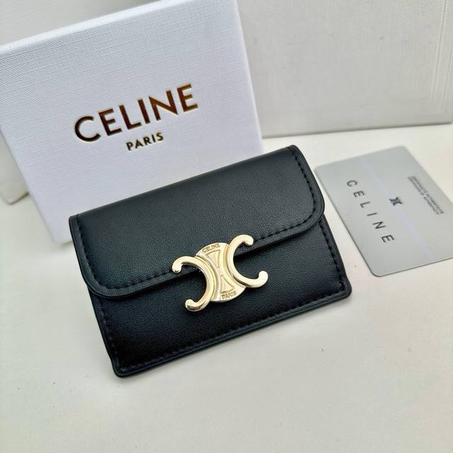 Celine 16333颜色 黑色印花尺寸 10.5*7*1新款凯旋门卡夹，Celine短式卡包非常炫美的一个系列，专柜同步，采用头层牛皮，精致时尚！