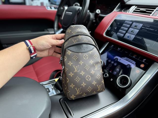 高端货 新款 “Louis Vuitton”Lv 胸包 路易威登斜挎包 Duo 老花满印拉链开合 单肩斜挎胸包 男款原厂面料高清五金logo标志、专用里内里。顺