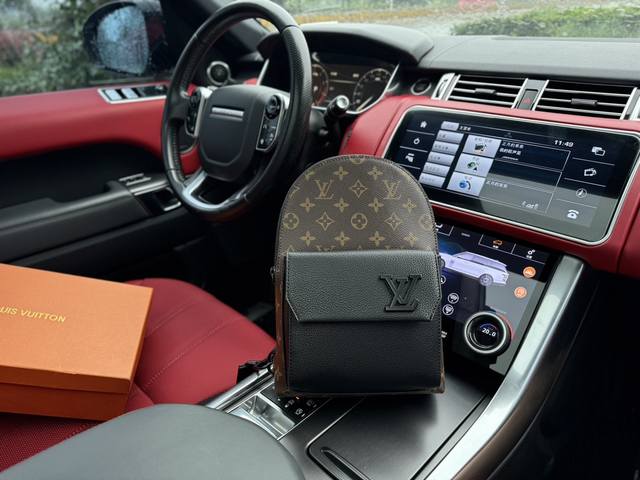 高端货 新款 “Louis Vuitton”Lv胸包 Avenve 路易威登单肩包 M23736 Louis Vuitton Pilot 可调节肩带拉链开合 牛