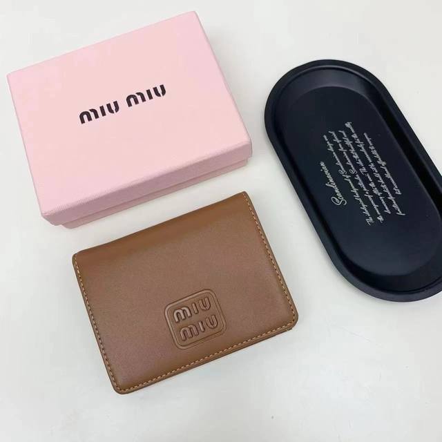 颜色 黑 土黄 蓝尺寸 11.5X10Miumiu专柜最新款！专柜爆款热力来袭，釆用顶级进口小牛皮，皮质细腻柔软，做工精细。