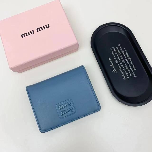 颜色 黑 土黄 蓝尺寸 11.5X10Miumiu专柜最新款！专柜爆款热力来袭，釆用顶级进口小牛皮，皮质细腻柔软，做工精细。