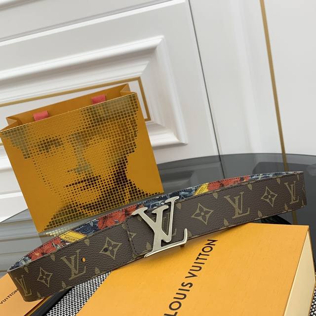 Lv 路易威登 新品 正品对版 宽度40Mm 2024 早秋男装系列跟随丹迪水手的步伐开启一场环球之旅。此款 Lv Tag 双面腰带将冲浪风格图案铺陈于一面，唤