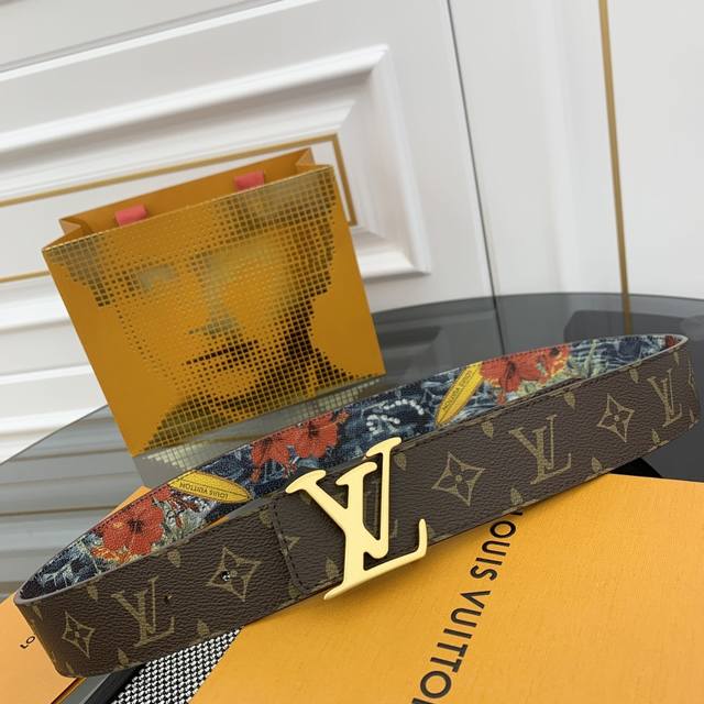 Lv 路易威登 新品 正品对版 宽度40Mm 2024 早秋男装系列跟随丹迪水手的步伐开启一场环球之旅。此款 Lv Tag 双面腰带将冲浪风格图案铺陈于一面，唤