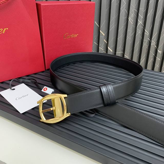 镀钯饰面针扣式皮带，Cartier标志。黑色与棕色牛皮双面皮带，浮雕“Cartier”标志。尺寸：宽35毫米 可调节