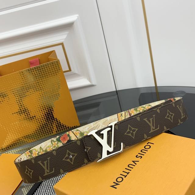 Lv 路易威登 新品 正品对版 宽度40Mm 2024 早秋男装系列跟随丹迪水手的步伐开启一场环球之旅。此款 Lv Tag 双面腰带将冲浪风格图案铺陈于一面，唤