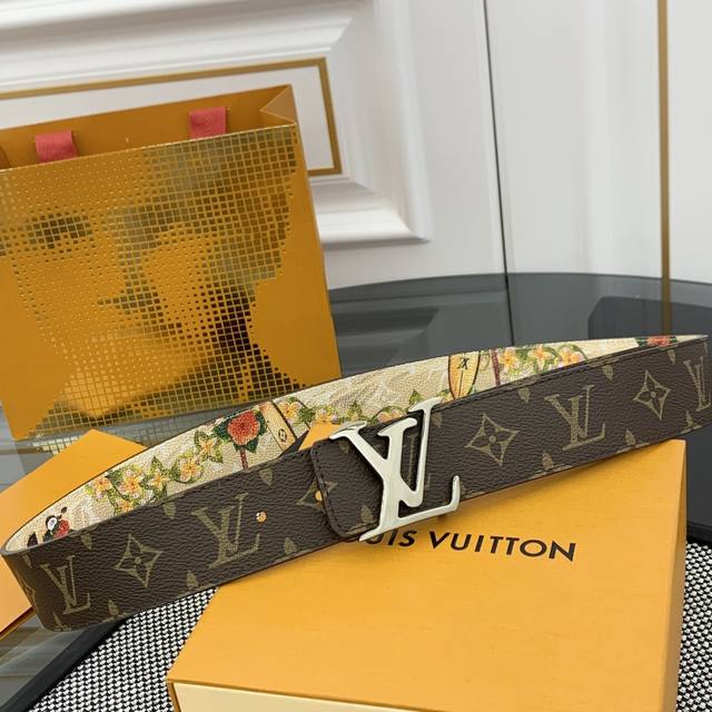 Lv 路易威登 新品 正品对版 宽度40Mm 2024 早秋男装系列跟随丹迪水手的步伐开启一场环球之旅。此款 Lv Tag 双面腰带将冲浪风格图案铺陈于一面，唤