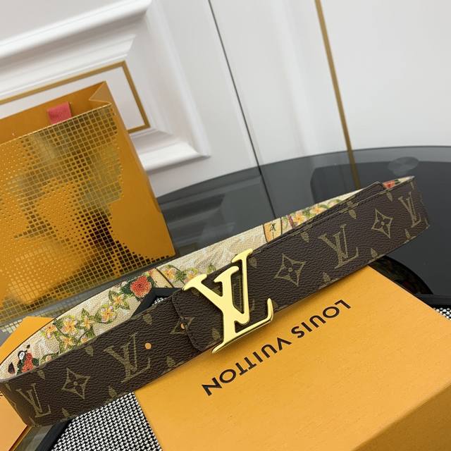 Lv 路易威登 新品 正品对版 宽度40Mm 2024 早秋男装系列跟随丹迪水手的步伐开启一场环球之旅。此款 Lv Tag 双面腰带将冲浪风格图案铺陈于一面，唤