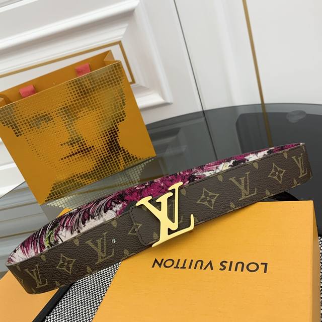 Lv 路易威登 新品 正品对版 宽度40Mm 2024 早秋男装系列跟随丹迪水手的步伐开启一场环球之旅。此款 Lv Tag 双面腰带将冲浪风格图案铺陈于一面，唤