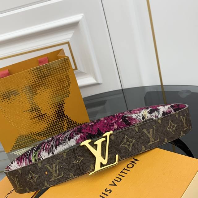 Lv 路易威登 新品 正品对版 宽度40Mm 2024 早秋男装系列跟随丹迪水手的步伐开启一场环球之旅。此款 Lv Tag 双面腰带将冲浪风格图案铺陈于一面，唤