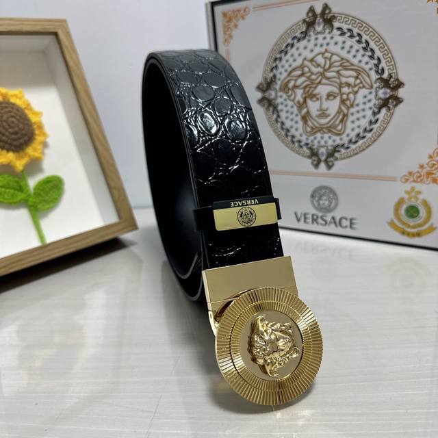 品名：Versace.范思哲 材质：原单牛皮腰带 百分百头层牛皮腰带保证真皮，24K纯钢扣，专柜原单品质、做工精细，时尚大牌，送人自用首选 包装： 请认准如图专