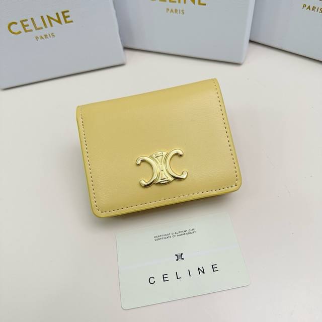 Celine 3510颜色 鹅黄 灰色 奶昔粉 尺寸11*9*3Celine官网最新款！短式钱包非常炫美的一个系列，专柜同步，采用头层牛皮，精致时尚