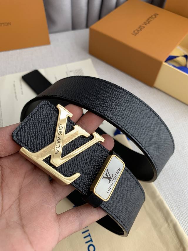 品名： Lv..路易..威登原单 型号：纯钢材质挂扣，新款花纹挂扣，头层牛皮，图片实物拍摄 材料：头层牛皮，挂扣系列，纯钢质扣头，钯镀电镀工艺永不掉色。十字纹平