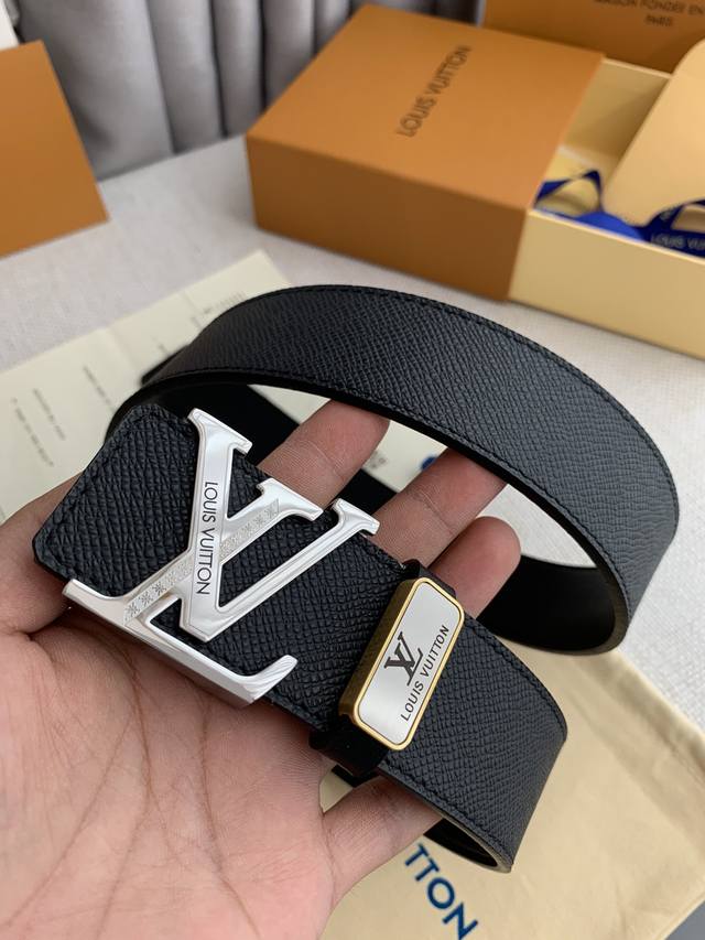 品名： Lv..路易..威登原单 型号：纯钢材质挂扣，新款花纹挂扣，头层牛皮，图片实物拍摄 材料：头层牛皮，挂扣系列，纯钢质扣头，钯镀电镀工艺永不掉色。十字纹平