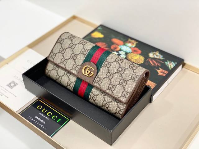 Guccl 557803颜色 咖色尺寸 19.11:2 Gucci 专柜最新款出货！采用里外头层小牛皮 ，做工精致，超多卡位，超薄款设计，携带方便！