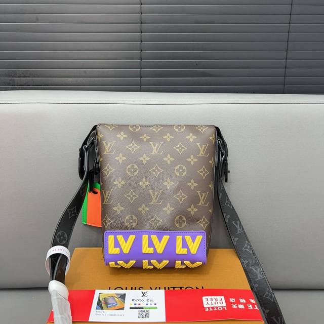 Louisvuitton 路易威登 Rubber系列 Cruiser 邮差包橡胶字斜挎包 薯条包 采用精湛镶嵌细工，经典百搭 实物拍摄 原厂原版面料 M5796 - 点击图像关闭