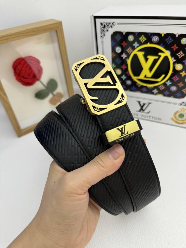 品名：Lv..路易..威登自动带 材质：原单牛皮腰带 百分百头层牛皮腰带保证真皮，24K纯钢扣，专柜原单品质、做工精细，时尚大牌，送人自用首选 包装： 请认准如 - 点击图像关闭