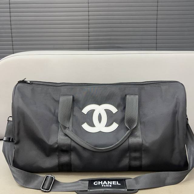 Chanel 香奈儿 尼龙布旅行袋 健身包 手提包袋 机场包 采用精湛镶嵌细工，实物拍摄 原厂原版面料 配送防尘袋 45 X 26 Cm