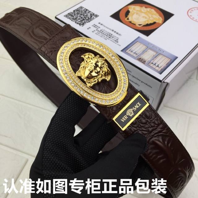 品牌：范思哲.Versace原单 型号：请认准如图专柜正品包装 等级：意大利进口百分百头层牛皮，鳄鱼骨纹。Versace.范思哲。世界著名奢侈品品牌。进口头层牛